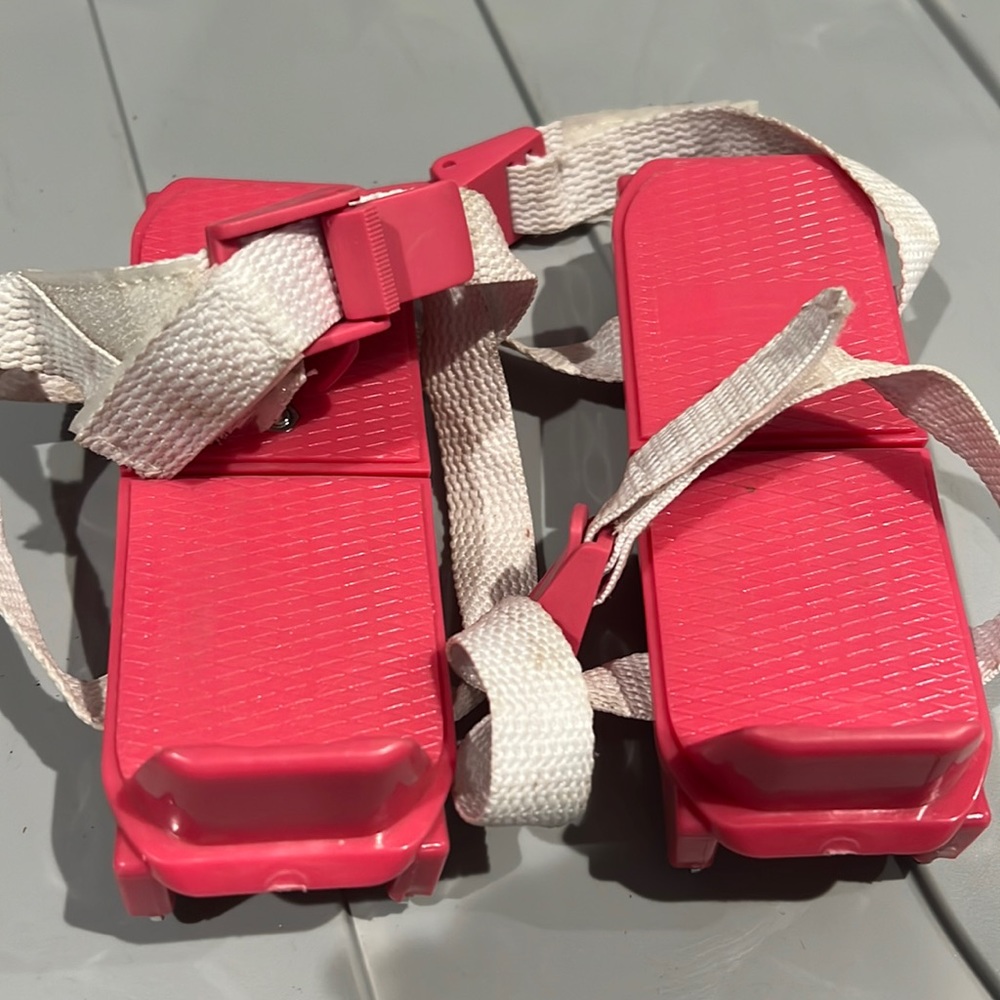 Adjustable like new strap on double ice skates